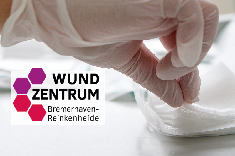 eine behandschuhte Hand hebt eine sterile Wundauflage an; darüber das Logo des Wundzentrums am Klinikum Bremerhaven-Reinkenheide
