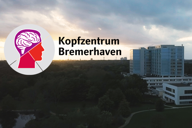 Logo des Kopfzentrum Bremerhaven vor einem Bild des Klinikgeländes bei Sonnenuntergang; verlinkt zum 'Kopfzentrum'
