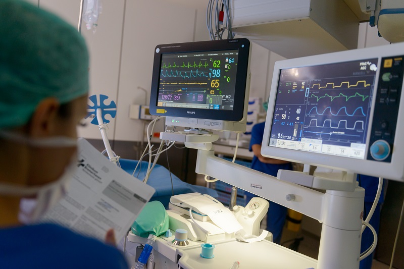 Ein Anästhesist am Klinikum Bremerhaven-Reinkenheide vor mehreren Überwachungsmonitoren; verlinkt zur 'Klinik für Anästhesiologie und operative Intensivmedizin'