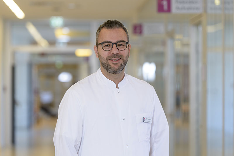 Dr. med. Abdulkareem Abusamha, Oberarzt der Klinik für Neurochirurgie am Klinikum Bremerhaven-Reinkenheide (Foto: Schimanke) Dr. med. Abdulkareem Abusamha, Oberarzt der Klinik für Neurochirurgie am Klinikum Bremerhaven-Reinkenheide (Foto: Schimanke)