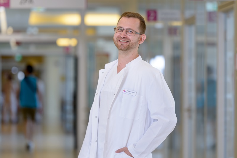 Eike Dombrowski, Arzt in der Sektion Mund-, Kiefer- und Gesichtschirurgie in der Klinik der Hals-, Nasen-, Ohrenheilkunde am Klinikum Bremerhaven-Reinkenheide (Foto: Antje Schimanke) Eike Dombrowski, Arzt in der Sektion Mund-, Kiefer- und Gesichtschirurgie in der Klinik der Hals-, Nasen-, Ohrenheilkunde am Klinikum Bremerhaven-Reinkenheide (Foto: Antje Schimanke)