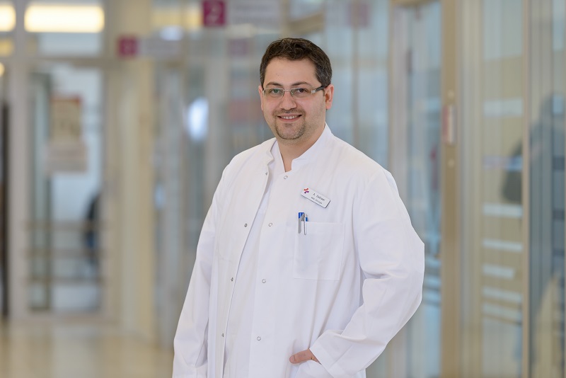 Anwar Gablawi, Arzt in der Klinik der Hals, Nasen-, Ohrenheilkunde am Klinikum Bremerhaven-Reinkenheide (Foto: Antje Schimanke) Anwar Gablawi, Arzt in der Klinik der Hals, Nasen-, Ohrenheilkunde am Klinikum Bremerhaven-Reinkenheide (Foto: Antje Schimanke)