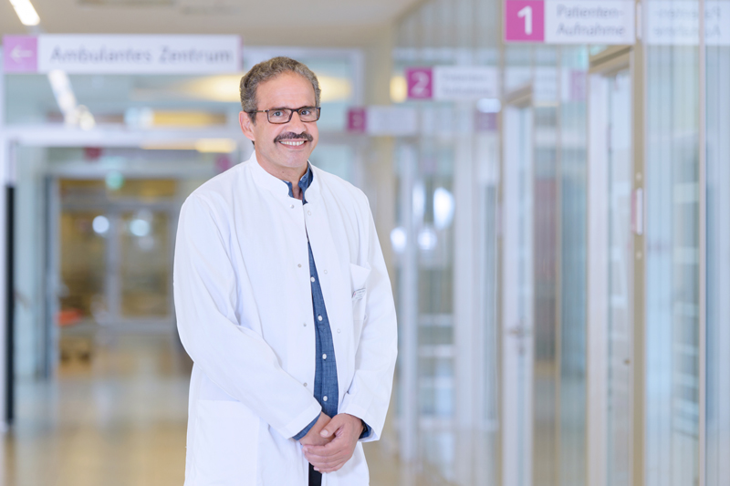 Ragaey Ghabor-Haron, Oberarzt in der Klinik für Anästhesiologie und operative Intensivmedizin am Klinikum Bremerhaven-Reinkenheide (Foto: Antje Schimanke) Ragaey Ghabor-Haron, Oberarzt in der Klinik für Anästhesiologie und operative Intensivmedizin am Klinikum Bremerhaven-Reinkenheide (Foto: Antje Schimanke)