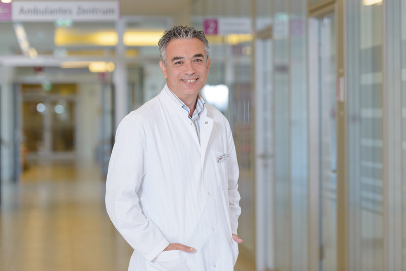 Dr. med. Yaser Hajjar, Chefarzt des Instituts für Laboratoriums- und Transfusionsmedizin am Klinikum Bremerhaven-Reinkenheide (Foto: Antje Schimanke)