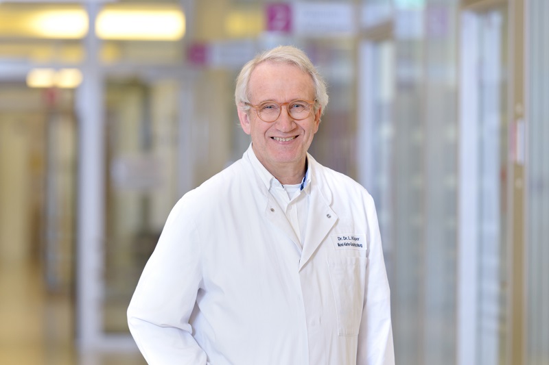 Dr. med. Dr. med.dent. Lür Köper, Leiter der der Praxis für Mund-, Kiefer- und Gesichtschirurgie im Medizinischen Versorgungszentrum am Klinikum Bremerhaven-Reinkenheide (Foto: Antje Schimanke) Dr. med. Dr. med.dent. Lür Köper, Leiter der der Praxis für Mund-, Kiefer- und Gesichtschirurgie im Medizinischen Versorgungszentrum am Klinikum Bremerhaven-Reinkenheide (Foto: Antje Schimanke)