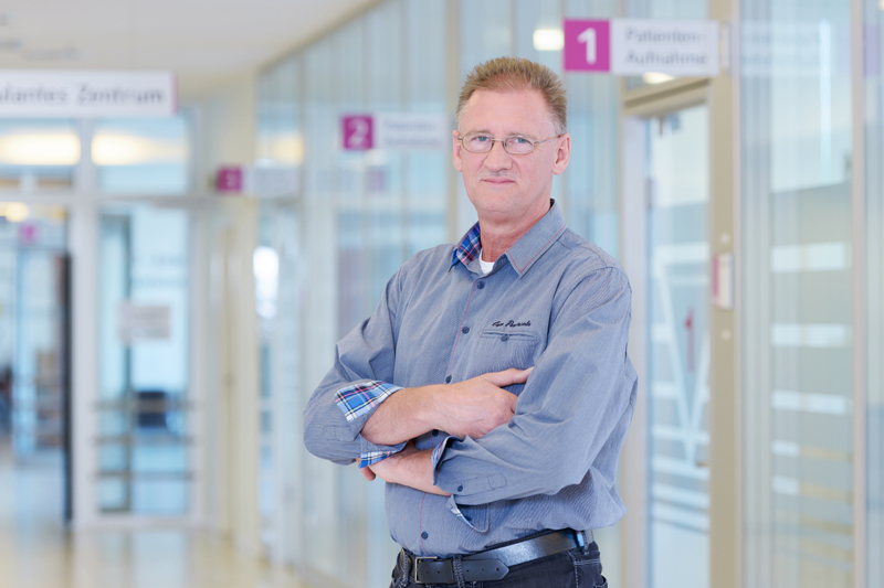 Edgar Neuber, Krankenpfleger und Leitung der Station 1C im Behandlungszentrum für Psychiatrie, Psychotherapie und Psychosomatik am Klinikum Bremerhaven-Reinkenheide (Foto: Antje Schimanke) Edgar Neuber, Krankenpfleger und Leitung der Station 1C im Behandlungszentrum für Psychiatrie, Psychotherapie und Psychosomatik am Klinikum Bremerhaven-Reinkenheide (Foto: Antje Schimanke)