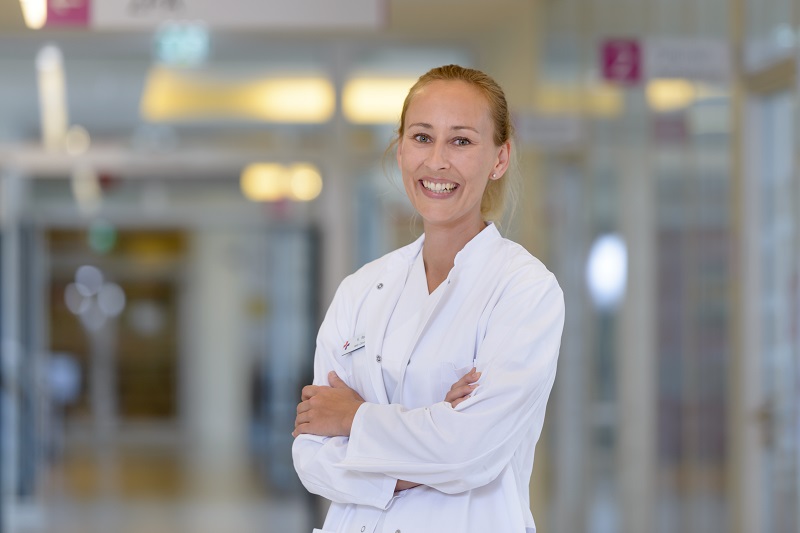 Kathrin Rabe, Ärztin in der Sektion Mund-, Kiefer- und Gesichtschirurgie der Klinik der Hals-, Nasen-, Ohrenheilkunde am Klinikum Bremerhaven-Reinkenheide (Foto: Antje Schimanke) Kathrin Rabe, Ärztin in der Sektion Mund-, Kiefer- und Gesichtschirurgie der Klinik der Hals-, Nasen-, Ohrenheilkunde am Klinikum Bremerhaven-Reinkenheide (Foto: Antje Schimanke)
