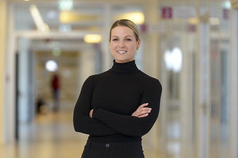 Leonie Suhling, Pflegefachfrau und pflegerische Leitung der Station EC am Klinikum Bremerhaven-Reinkenheide (Foto: Schimanke) Leonie Suhling, Pflegefachfrau und pflegerische Leitung der Station EC am Klinikum Bremerhaven-Reinkenheide (Foto: Schimanke)