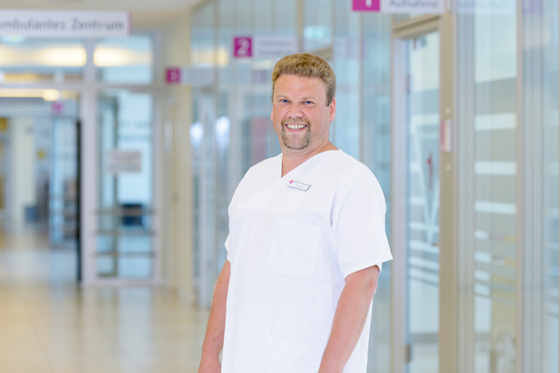 Matthias Wowczyk, Krankenpfleger und stellvertretende Stationsleitung 9A am Klinikum Bremerhaven-Reinkenheide (Foto: Antje Schimanke)