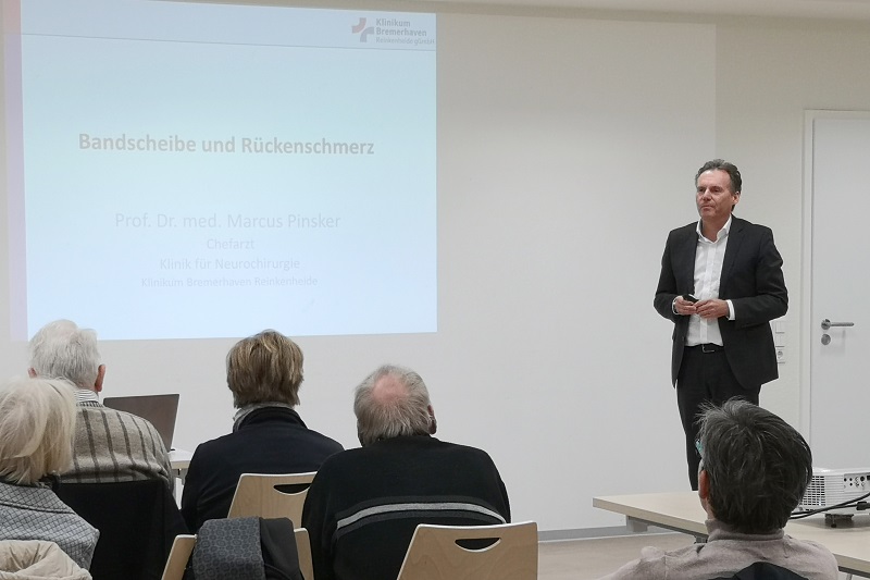 Vortragender und Publikum währen der Informationsveranstaltung zu Bandscheibe und Rückenschmerz am Klinikum Bremerhaven-Reinkenheide