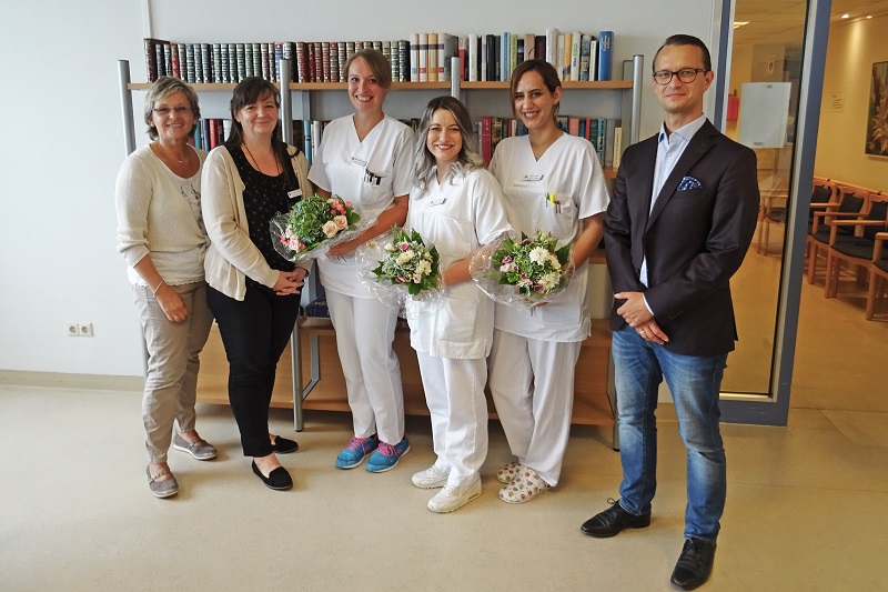 Gruppenfoto nach erfolgreich abgeschlossener Zusatzqualifikation mit den Fachkräften der Geriatrie und Führungskräften