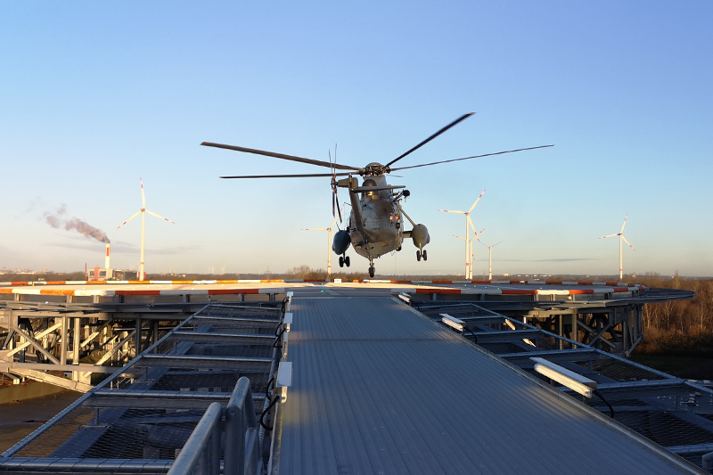 Rettungshubschrauber im Anflug auf die neue Hubschrauberlandeplattform des Klinikums Bremerhaven-Reinkenheide