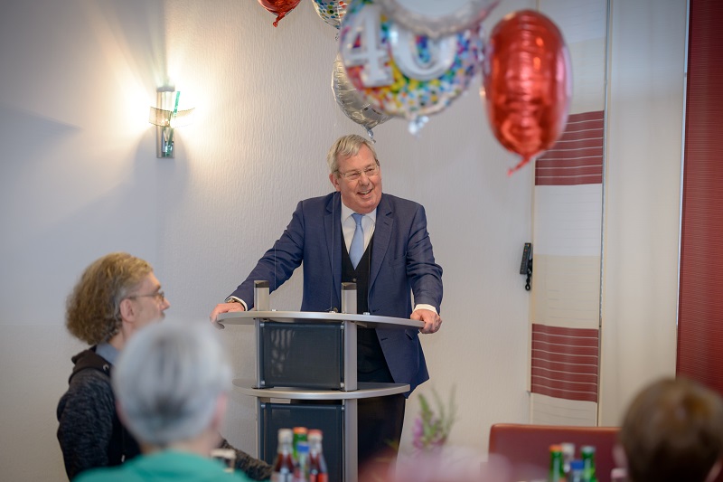 Szenenfoto von der Feier zum Dienstjubiläum, Aufsichtsratsvorsitzender Herr Bödeker während seiner Rede