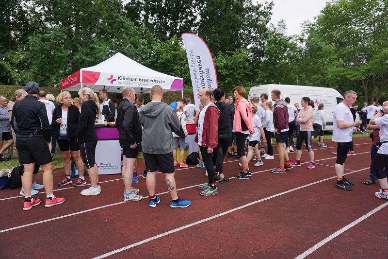 Szenenfoto vom OSC Firmenlauf: Teilnehmende am Stand des Klinikums Bremerhaven-Reinkenheide