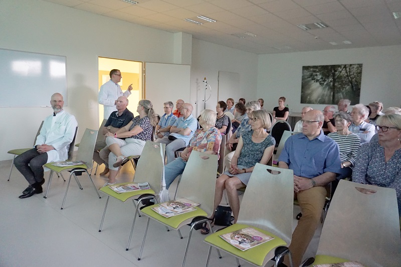 Szenenfoto vom Patientennachmittag Hautkrebs: Vortragender und Publikum während der Fragerunde
