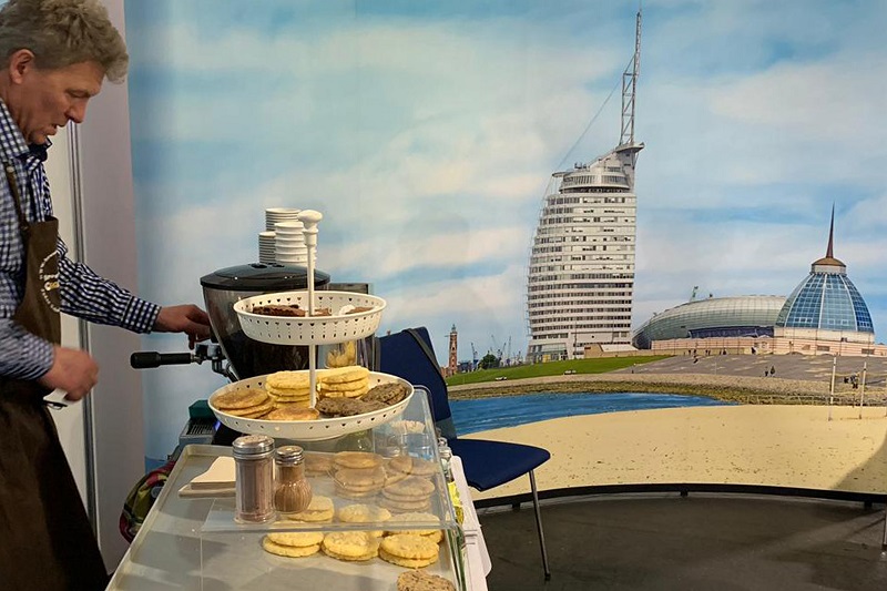 Kaffee und Kekse am Stand des Klinikums Bremerhaven-Reinkenheide auf dem Bremer Pflegekongress