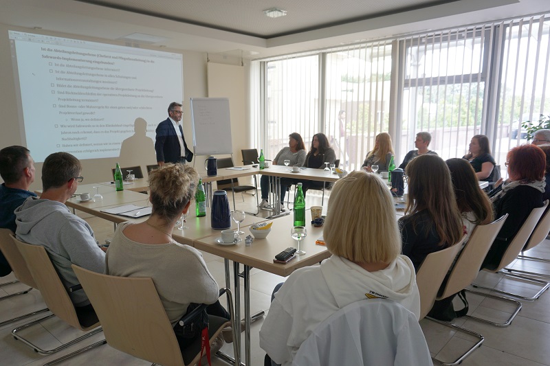 Szenenfoto vom Workshop: Vortragender und Teilnehmende