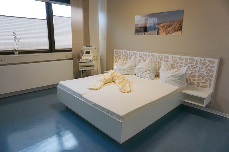 Schmusezimmer: großes Doppelbett mit Kissen
