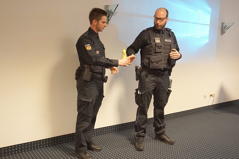 Szenenfoto von der Fortbildung zu Elektroimpulsgeräten, zwei Experten der Polizei bei einer Demonstration