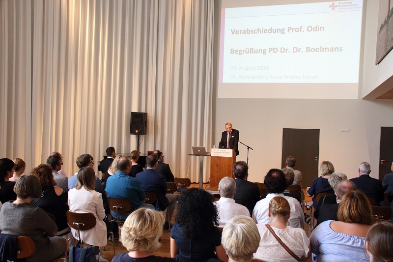 Szenenfoto von der Verabschiedung Professor Odin und Begrüßung Professor Boelmanns, Vortragender und Publikum