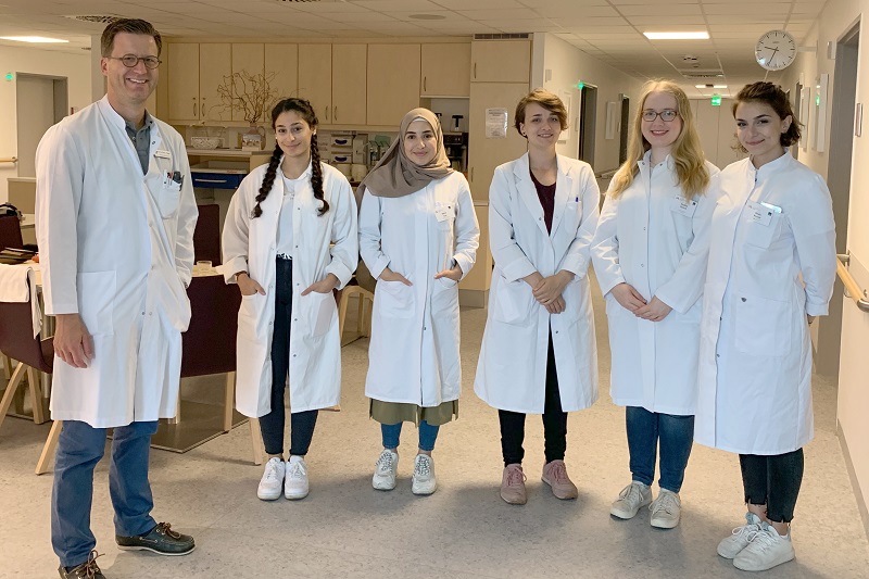 Chefarzt Dr. Ebmeyer mit den fünf Studentinnen der Ruhr-Universität Bochum, die den Kurs "HNO am Meer" am Klinikum Bremerhaven-Reinkenheide besuchten
