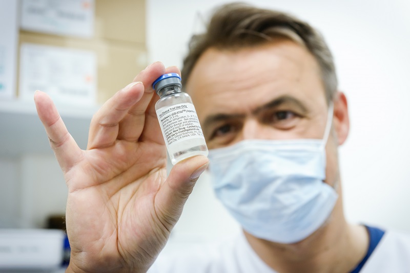 Dr. Matthias Haerting, stellvertretender Leiter der Krankenhausapotheke, hält ein Medikamentenfläschchen Remdesivir in die Kamera (Foto: Antje Schimanke)