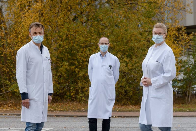 Das Antibiotic Stewardship Team in weißen Kitteln und mit Maske: von links nach rechts Dr. Matthias Haerting, Professor Dr. Martin Holtmann, Dr. Annette Neumann