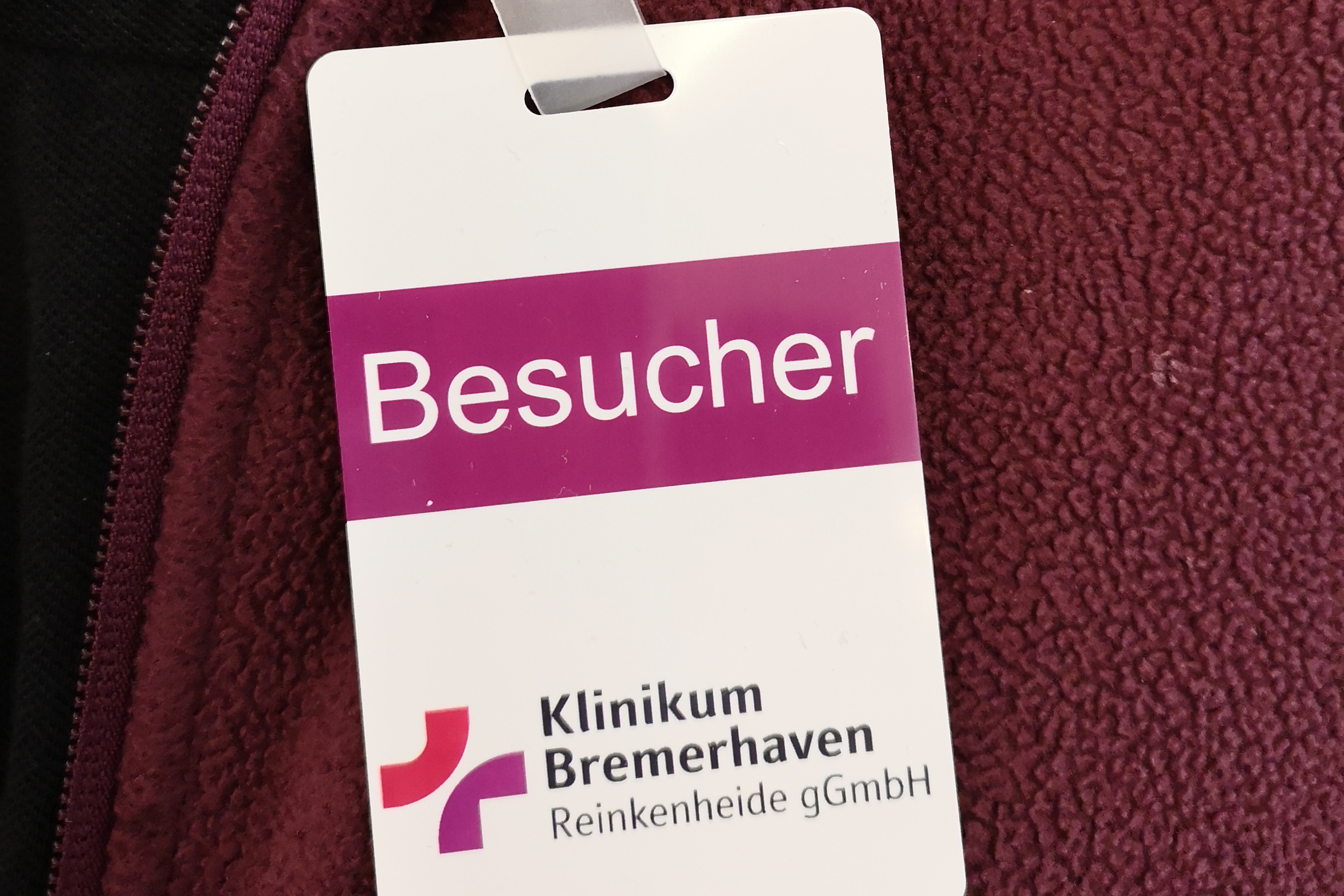 ein Besucherausweis des Klinikums Bremerhaven-Reinkenheide zum Anklippen an die Kleidung