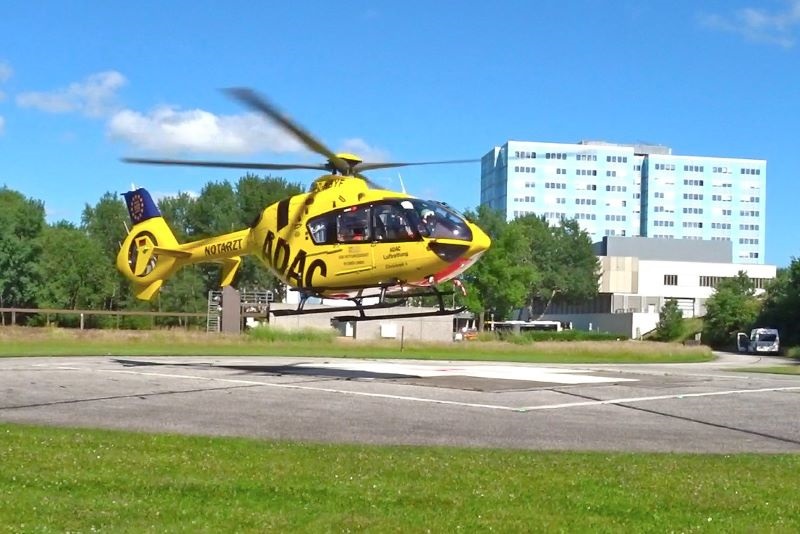 ein ADAC-Rettungshubschrauber schwebt über dem Hubschrauberlandeplatz unseres Klinikums