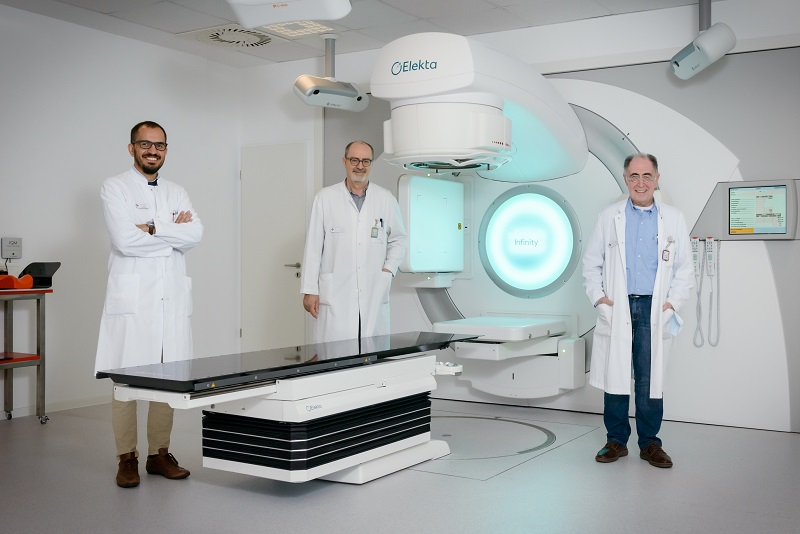Linearbeschleuniger der Radio-Onkologie, von links nach rechts Leitender Oberarzt Dr. Mohammed Reda Al Omar, Chefarzt Prof. Dr. Halim Aydin, Leitender Medizinphysiker Dr. Cengiz Demirel (Foto: Antje Schimanke)