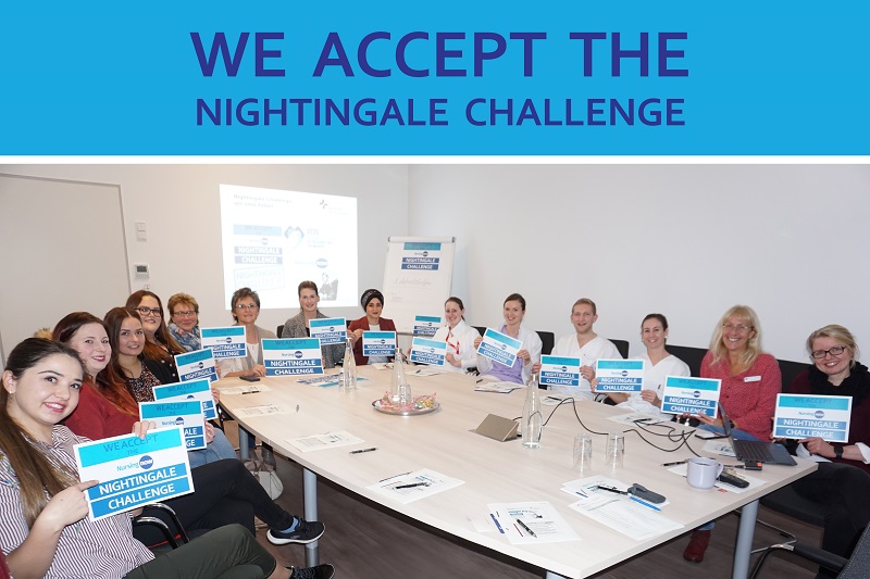 Gruppenfoto zur Nightingale Challenge, Bildüberschrift: We accept the Nightingale Challenge