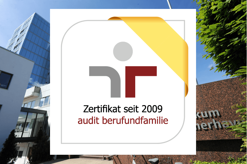 Das Siegel "Zertifikat seit 2009. audit berusundfamilie", im Hintergrund ein Foto des Klinikums