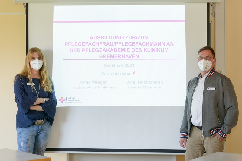Schulleiterin Anita Wieger und Lehrer für Pflege Axel Nockemann stehen neben der Leinwand mit der Titelfolie ihrer Informationsveranstaltung  (Foto: Antje Schimanke)