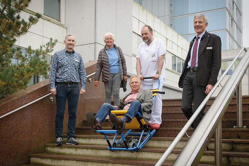 Demonstration eines Transports über die Treppe: Jürgen Breuer, Christiane Ganschow, Wilfried Töpfer, Jörg Fierlings, Dieter Baas