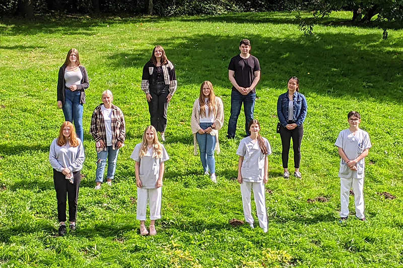 Gruppenfoto von zehn neuen Mitarbeiter und Mitarbeiterinnen im Rahmen eines Freiwilligen Sozialen Jahres am Klinikum Bremerhaven-Reinkenheide (Foto: Antje Schimanke)