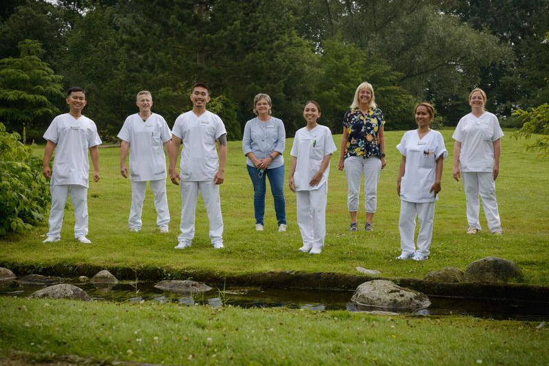 Gruppenfoto mit sechs neuen Pflegefachkräften von den Philippinen und den Departmentleitungen Bärbel Carstensen und Sonja Frerichs vom Klinikum Bremerhaven-Reinkenheide (Foto: Antje Schimanke)