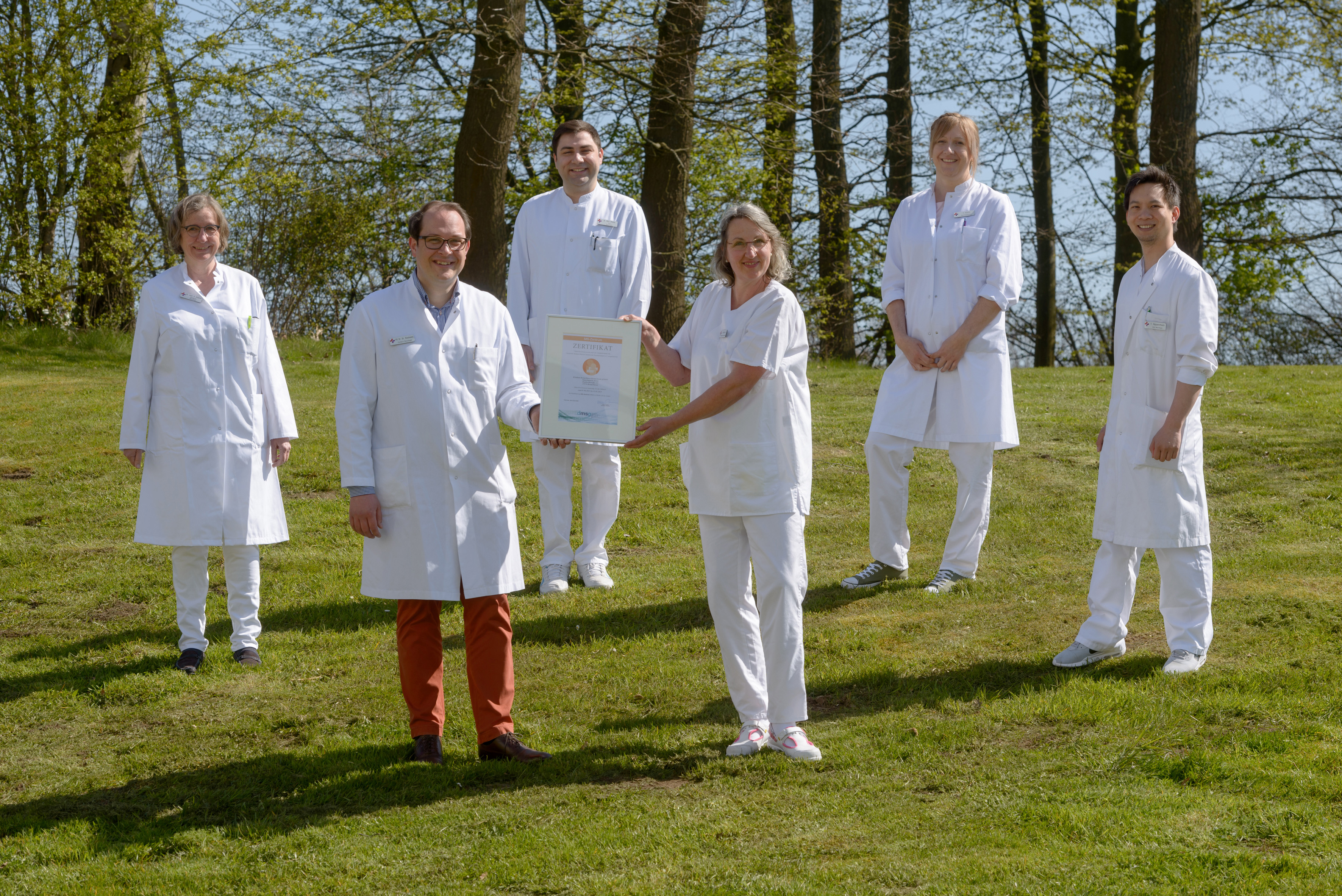 Gruppenfoto vom Team des Multiple-Sklerose-Zentrums am Klinikum Bremerhaven-Reinkenheide mit der Zertifizierungsurkunde (Foto: Antje Schimanke)