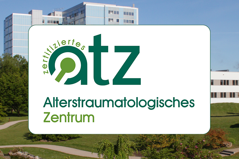 Logo des zertifizierten Alterstraumatologischen Zentrums, in Hintergrund eine Ansicht von Park und Klinikum Bremerhaven-Reinkenheide