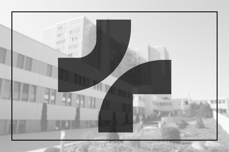 Schwarzweiß-Bild vom Gebäude des Klinikums Bremerhaven-Reinkenheide, mit einem schwarzen Rahmen und dem schwarzen Logo des Klinikums, das einem Kreuz ähnelt