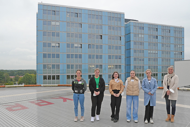 Die sechs neuen Auszubildenden als operations- oder anästhesietechnische Assistentinnen auf dem Hubschrauberlandeplatz des Klinikums Bremerhaven-Reinkenheide (Foto: Semmler)