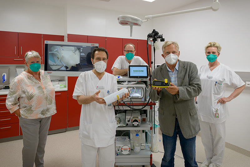 Anke Zülch vom Förderverein, Dr. Al Haj, Prof. Dr. Holtmann, Wilfried Töpfer und Martina Nitzsche-Treusch bei der Übergabe des H2-Atemmessgeräts (Foto: Schimanke)