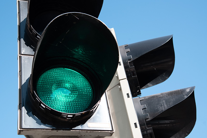 Schmuckbild: Foto einer Verkehrsampel, deren grünes Licht leuchtet