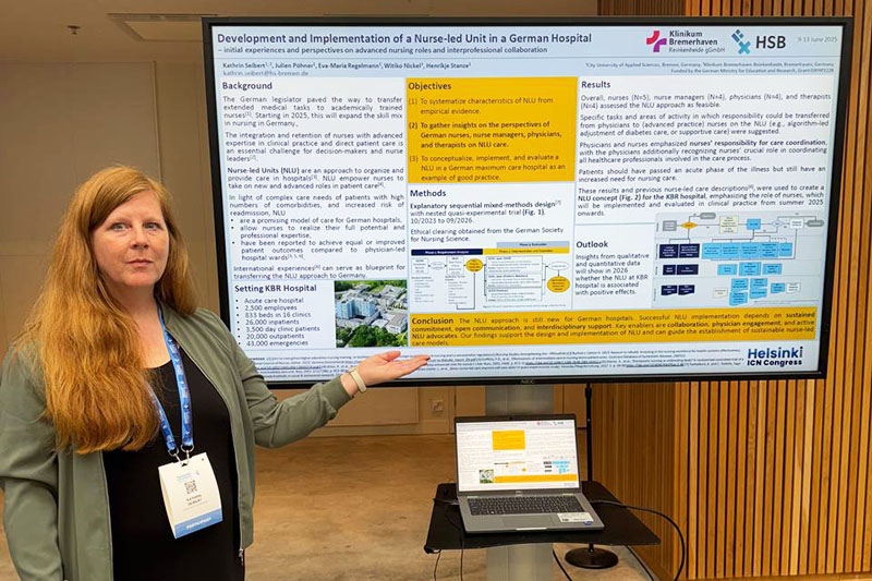 Dr. Kathrin Seibert bei der Präsentation ihres Posters über die Nurse-led Unit am Klinikum Bremerhaven-Reinkenheide auf dem ICN Weltkongress 2025