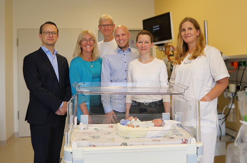 Übergabe der Frühchenpuppe „Fredi“ an die Früh- und Neugeborenen-Intensivstation des Klinikums Bremerhaven-Reinkenheide