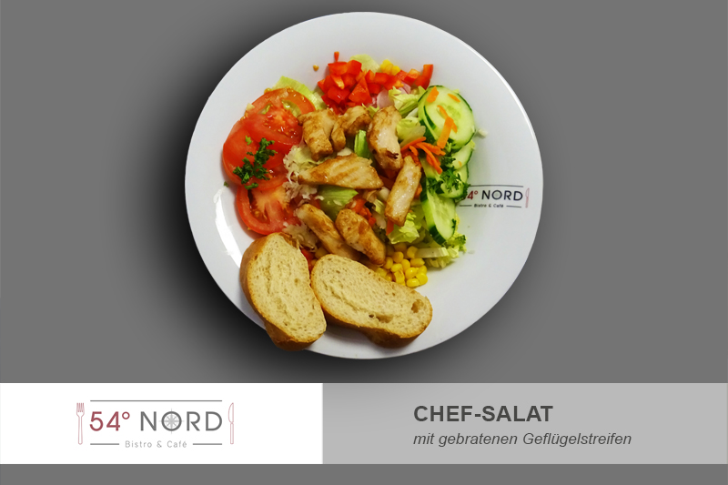Teller mit Chef-Salat mit gebratenen Geflügelstreifen aus dem Bistro 54 Grad Nord