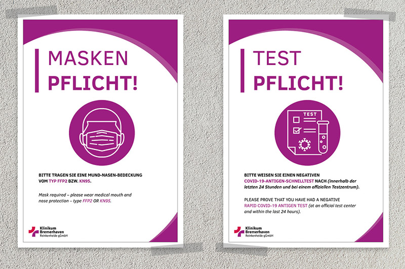 Plakate zur Pflicht, am Klinikum Bremerhaven-Reinkenheide eine Maske zu tragen und einen negativen Test vorzulegen