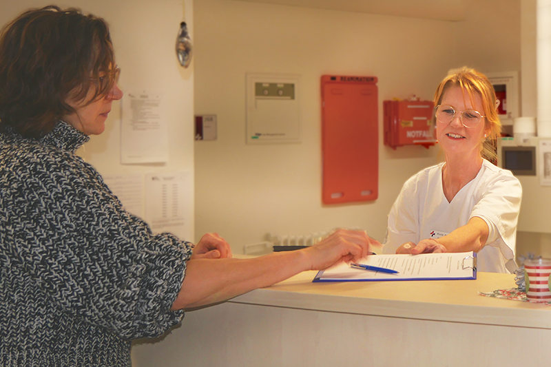 Szenenfoto: Am Empfangstresen der Station UEB des Klinikums Bremerhaven-Reinkenheide