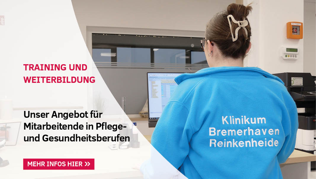 Bild: Mitarbeiterin am PC. Text: Training und Weiterbildung. Unser Angebot für Mitarbeitende in Pflege- und Gesundheitsberufen. Mehr Infos hier