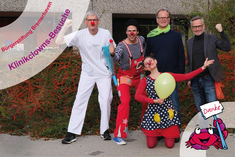 Dr. Baaske, Clown Kurt, Clownin Maggie sowie Herr Schulze und Herr Kelling von der Bürgerstiftung Bremerhaven bei der Spendenübergabe