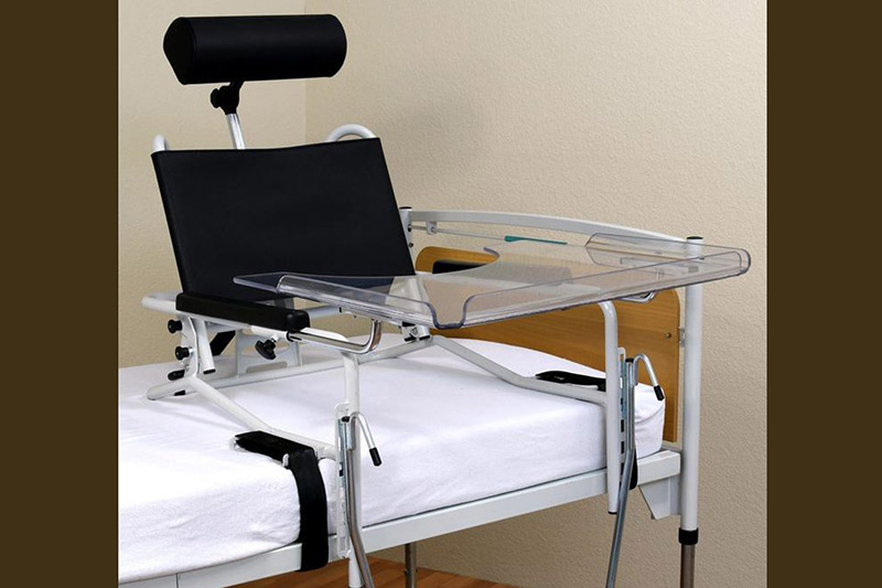 ein Querbettsessel auf einem Krankenbett